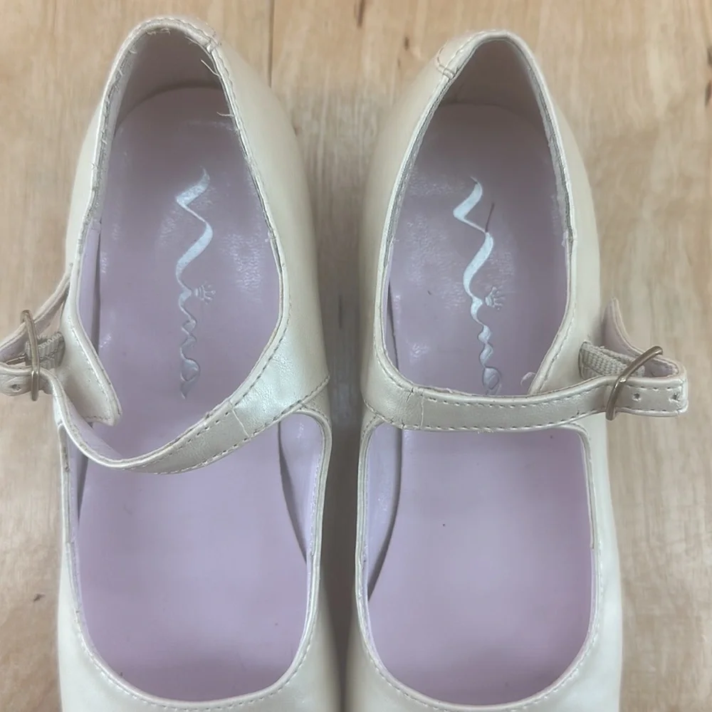 Girls preloved Nina Pageant shoes off‎ white shimmer tint size 13.5